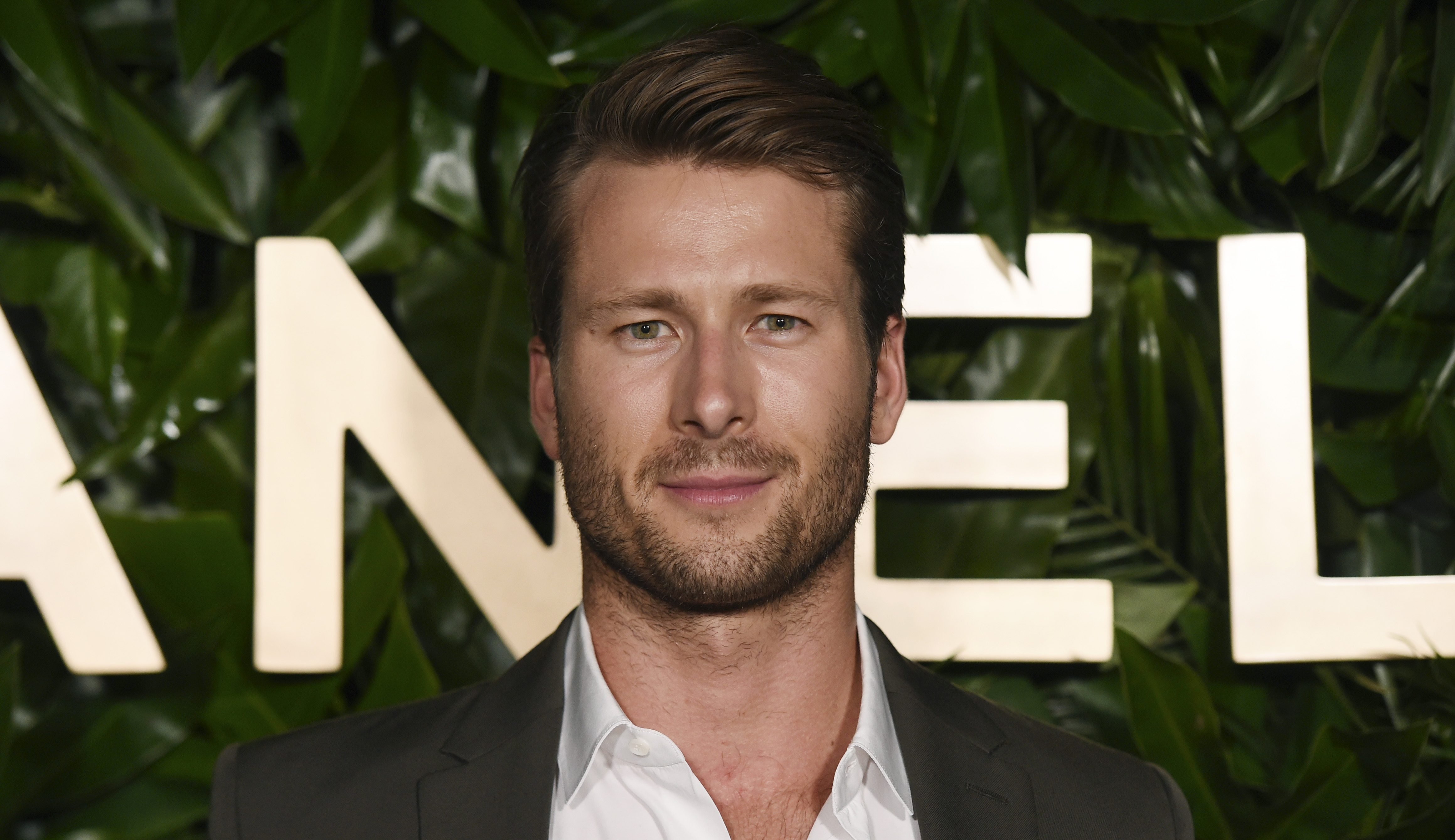 Glen Powell Capybara 2024 Gisele Joeann