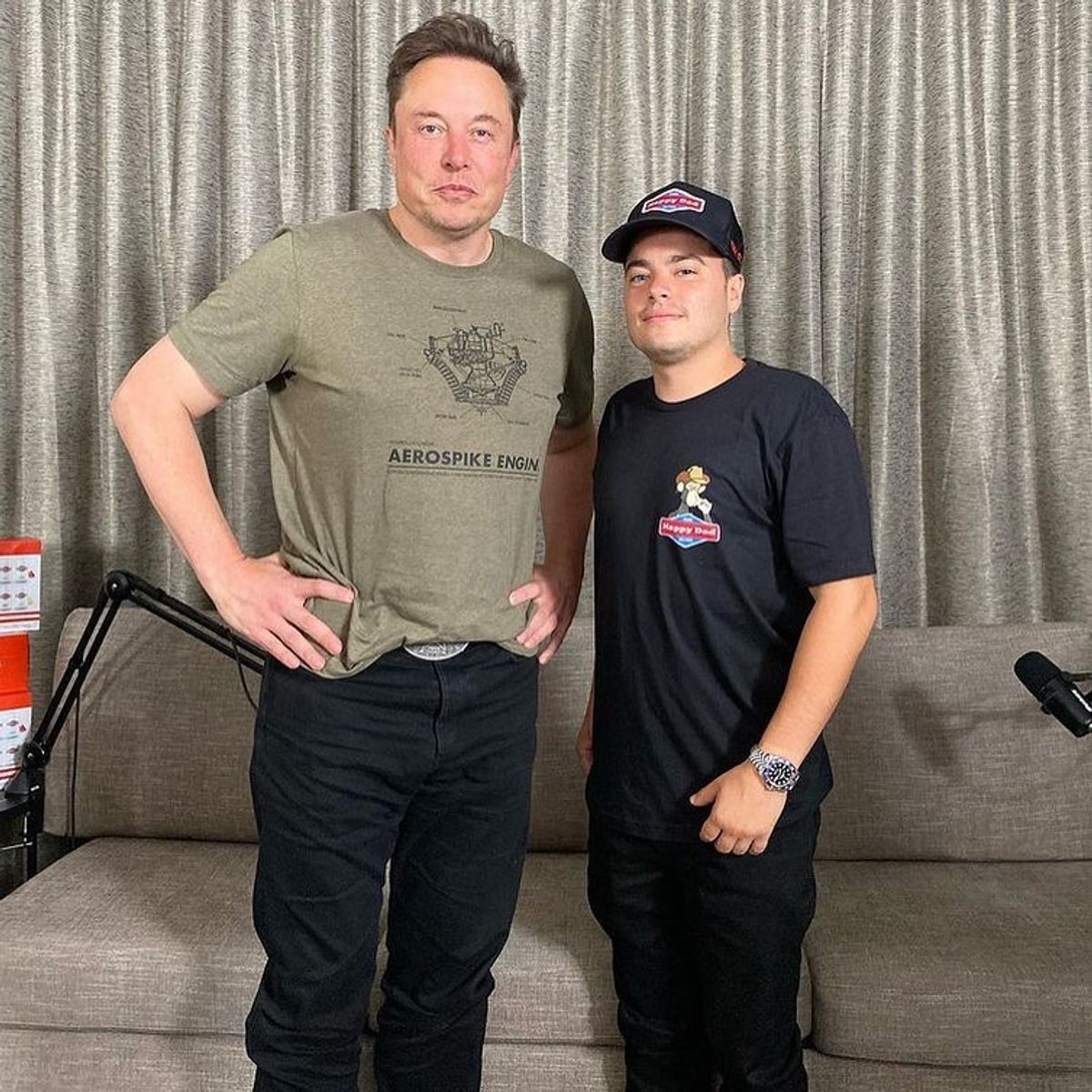 Elon Musk Outfit from August 4, 2022 WHAT’S ON THE STAR?